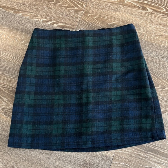 Abercrombie & Fitch Dresses & Skirts - Abercrombie & Fitch Plaid Mini Skirt in Black and Green